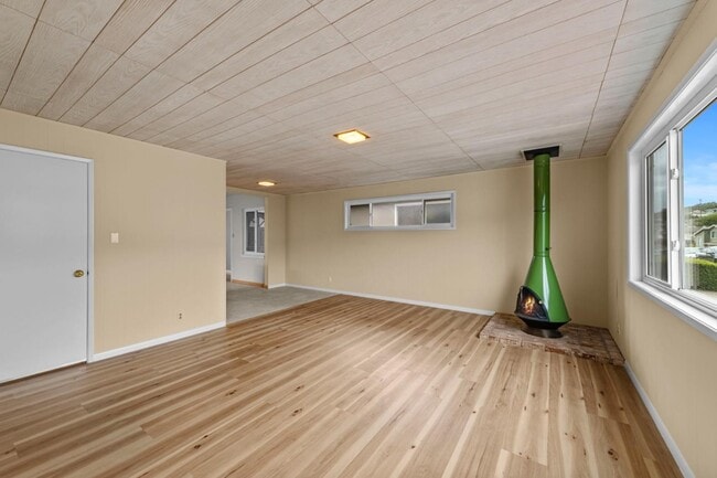 Building Photo - 526 Redwood Ave