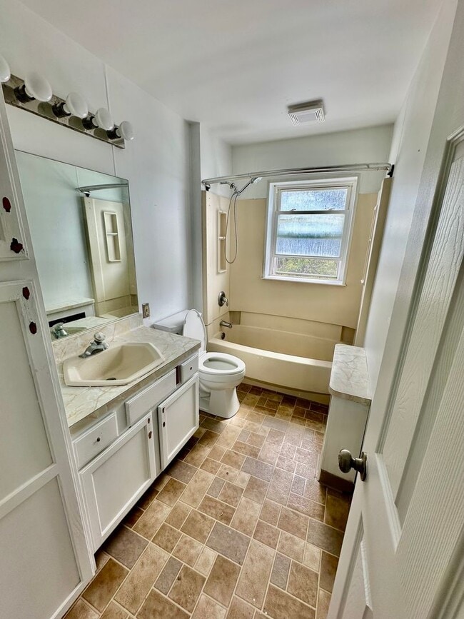 Building Photo - Large end of row 3 bedroom home located in...