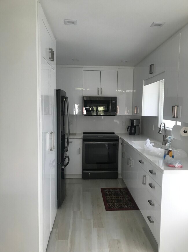 Kitchen - 935 Sweetwater Ln