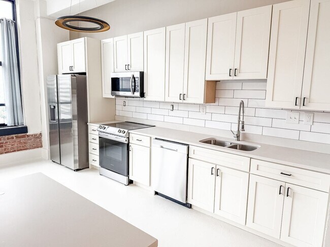 Building Photo - COMING IN SEPTEMBER!! Gorgeous 2 bedroom 1 bath Condo on Gay Street in downtown Knoxville!!!