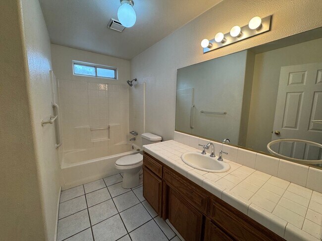 Building Photo - NE Bakersfield home with a sunroom!