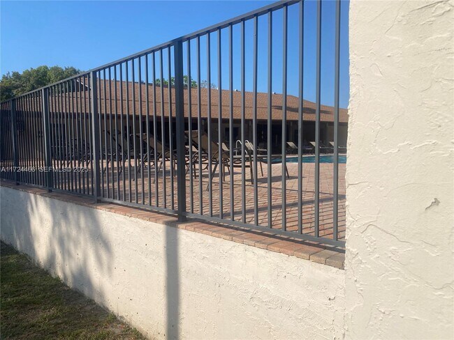 Building Photo - 335 W Laurel Dr