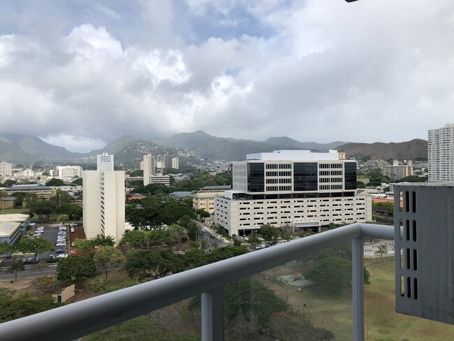 Building Photo - Breathtaking mountain view, 1 bdrm, 1 bath...
