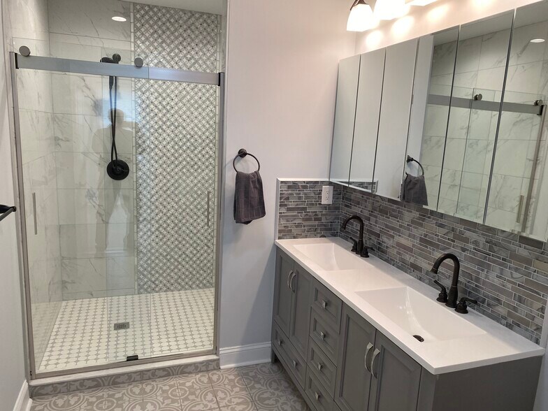 Master bathroom with two showerhead - 1525 Manton St