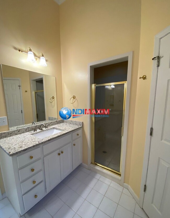 Building Photo - Spacious 6 bedrooms house in the NORTHVIEW...