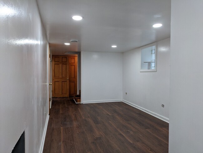 Building Photo - 5719 W Giddings St