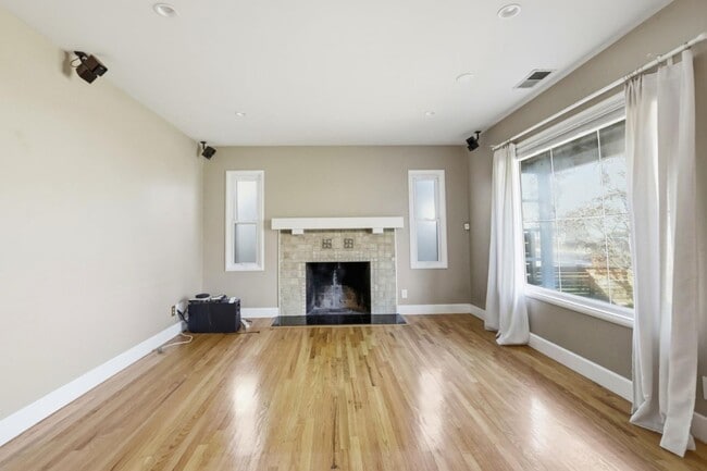 Building Photo - 954 Sunlite Dr