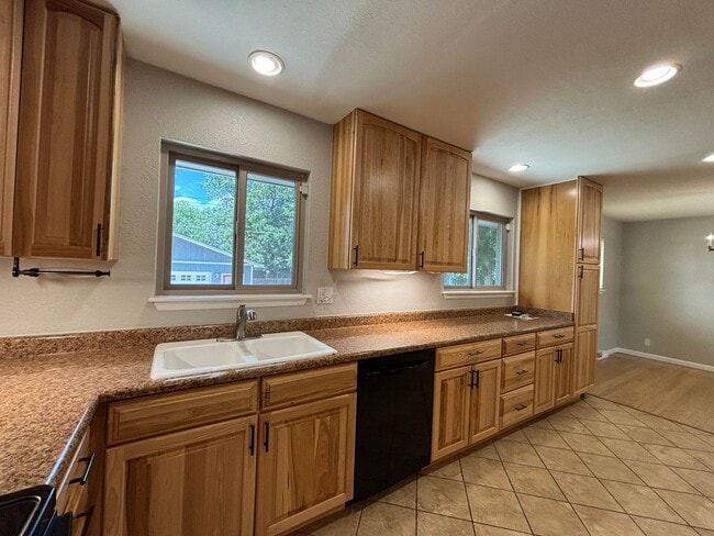 Building Photo - 3 Bed/2 Bath Ranch Home on Large Lot with Oversized Garage