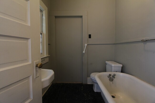 Building Photo - Bush Hills Beauty - 3 Bedroom 2 Bath
