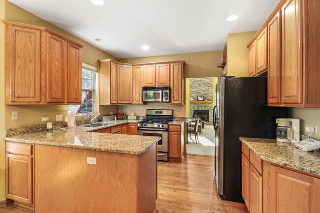 Building Photo - Spacious 3-Bedroom Townhouse with Main-Flo...