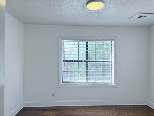 Building Photo - Vintage Charm Meets Downtown Convenience!