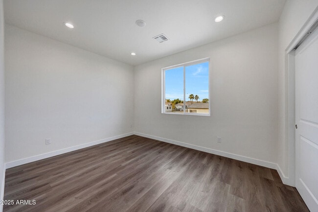 Building Photo - 921 E Desert Ln