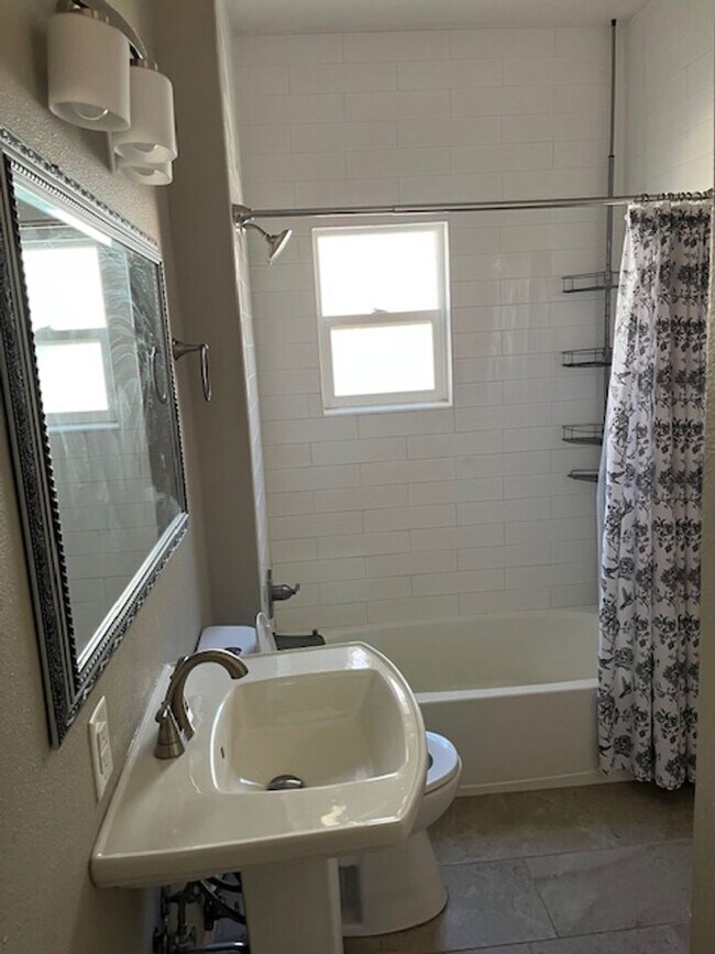 Building Photo - Old Town Updated 3 bed home with detached garage - Sign a Lease during the month of January and r...