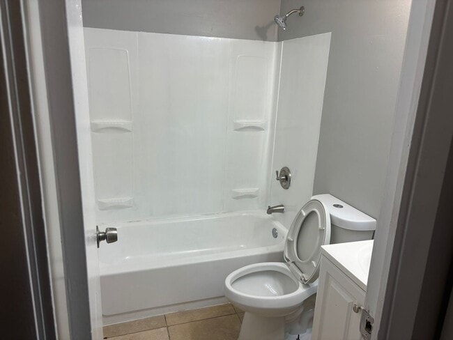 Building Photo - LIMITED TIME**NO APPLICATION FEE**1/2 OFF DEPOSIT**