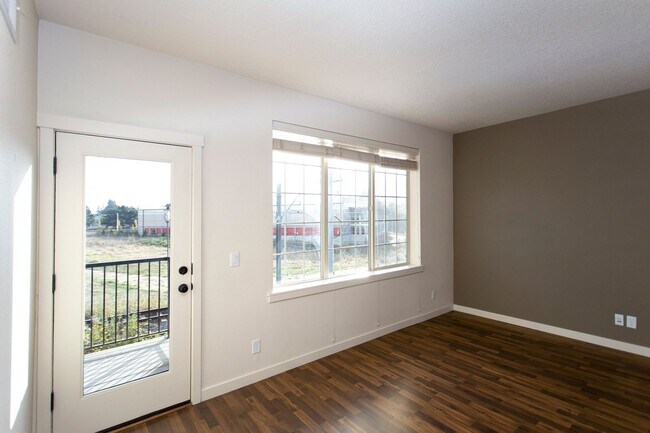Building Photo - 2BD 2.5BA + Bonus Room/Den/Office Townhouse w/Garage + AC + Washer/Dryer Included