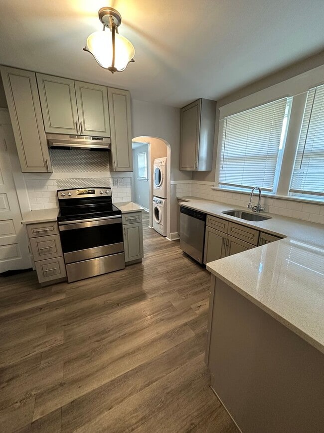 Building Photo - Charming 3/1 Near Northtown Mall