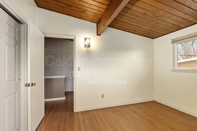 Building Photo - 841 Houseman Ave NE