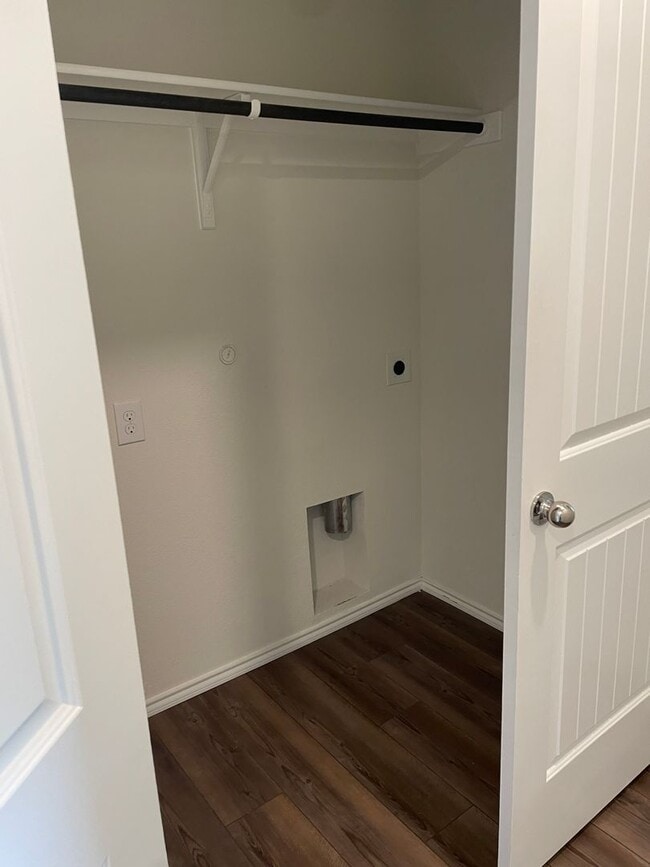 Building Photo - For Rent | Sendera Ranch | 3BD/2BA | 1,300 SF | Pets Welcome