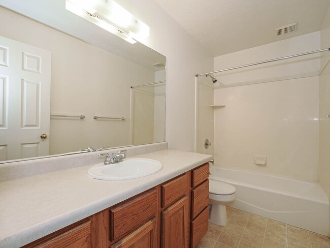 Building Photo - 2 Bedroom, 2 Bathroom Home