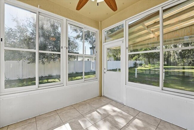 Building Photo - 950 E Broadway St