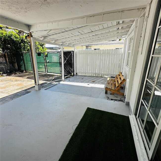 Building Photo - 732 Moffett St