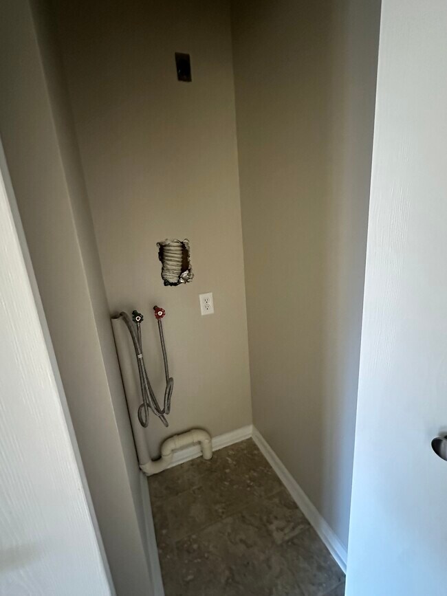 Building Photo - 42 Maple St