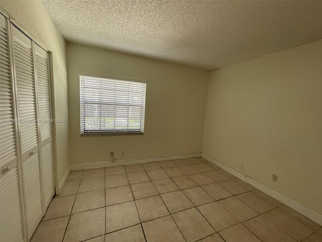 Building Photo - 2642 Riverside Dr