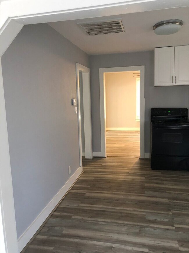 Building Photo - Newly renovated home located in the South ...