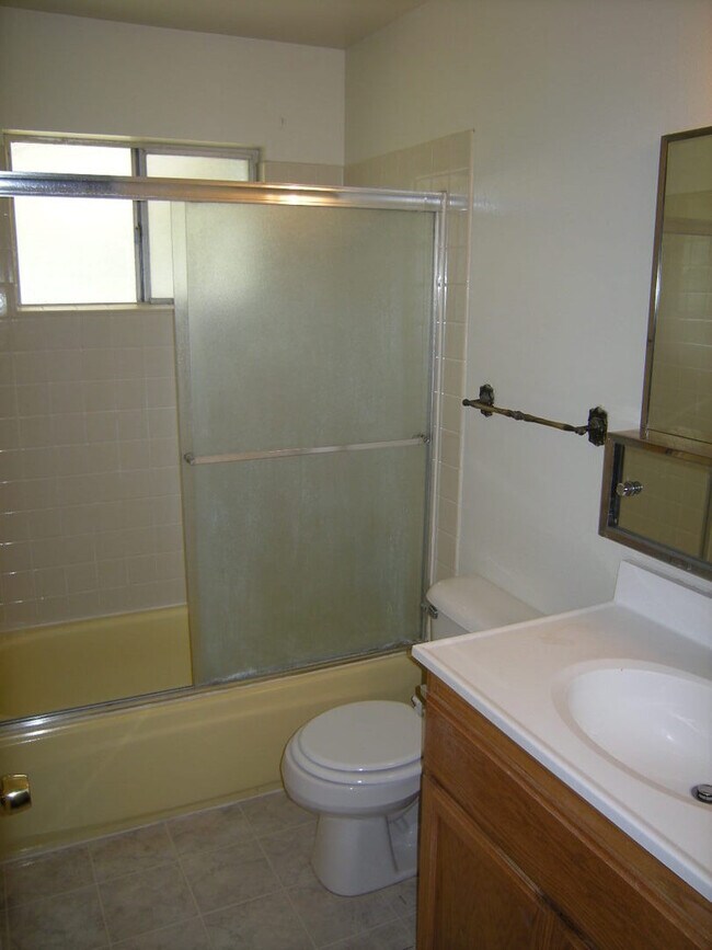 Building Photo - Comfortable 3/2 that allows pets!