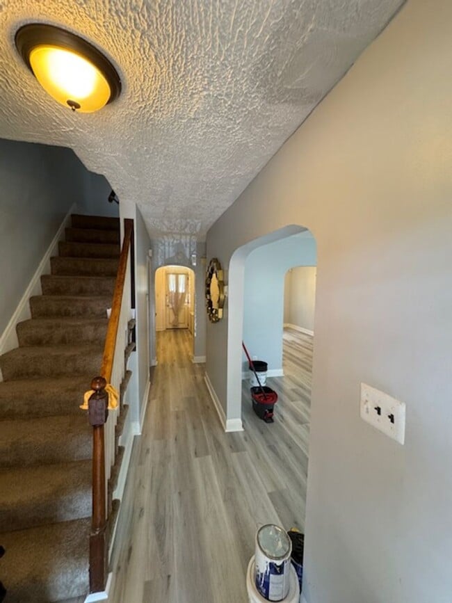 Building Photo - 3BED 2BATH FINISHED BASEMENT $1650/MONTH!