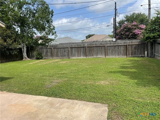 Building Photo - 513 Camelot Dr