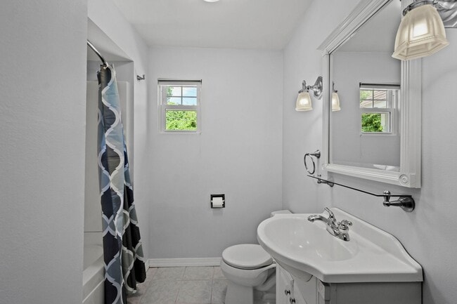 Building Photo - Gorgeous 2 bedroom home in Clairton availa...