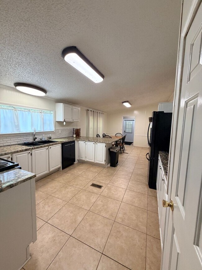 Building Photo - 7810 W Lakeshore Dr
