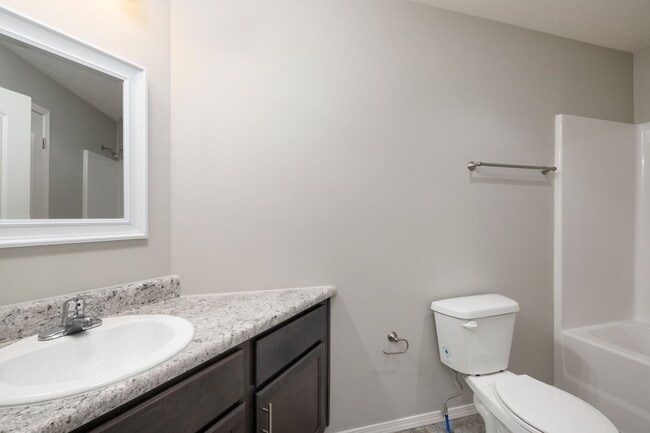 Building Photo - Spacious 3 Bedroom Duplex!