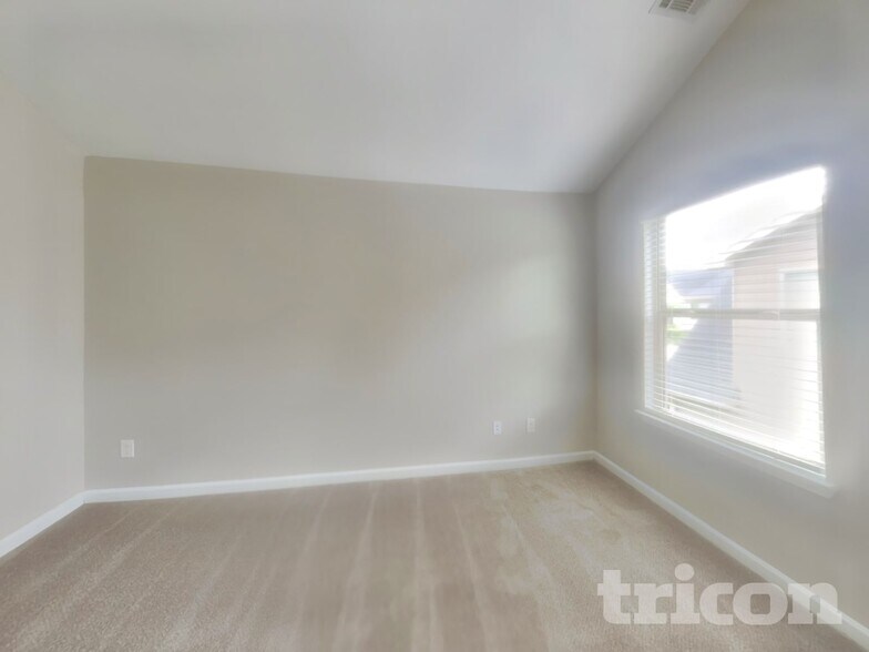 Building Photo - 325 Nutwood Trce