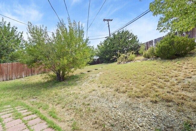 Building Photo - Close to Fort Hood! Town Home featuring 2 Bedrooms, 1.5 Baths, and 1 Car Garage
