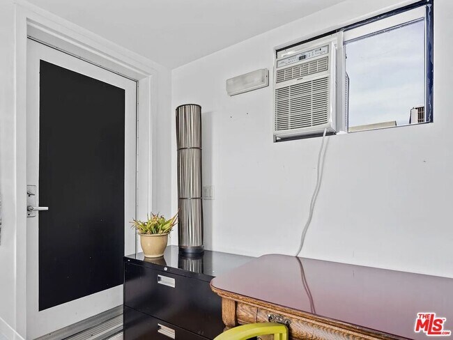 Building Photo - 815 Hampton Dr