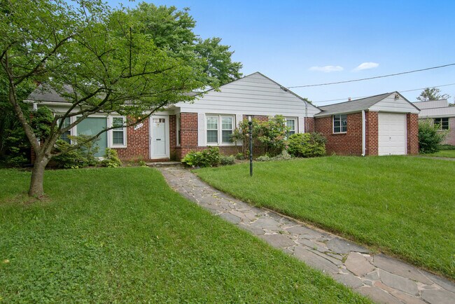 Building Photo - 9702 Bellevue Dr