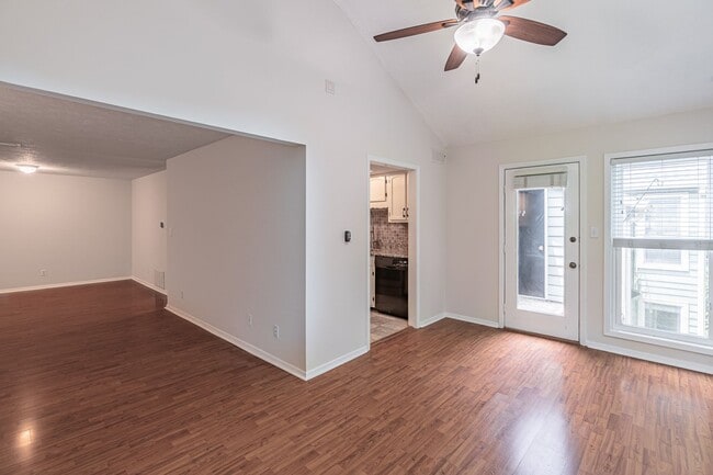Building Photo - Welcome to this charming 2 bedroom, 2 bath...