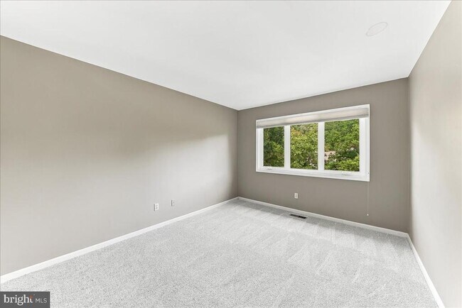 Building Photo - 400 Wooded Way