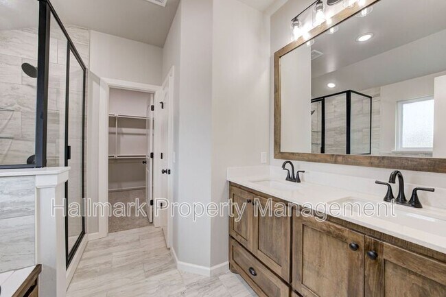 Building Photo - 560 Hackberry Ln