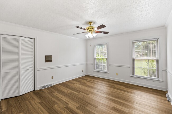 Building Photo - 2112 Leon Dr