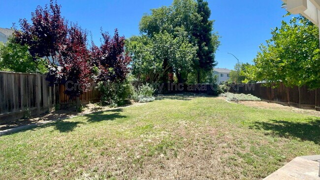 Building Photo - 2664 Ontario Dr