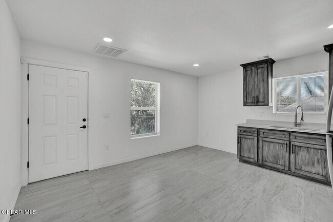 Building Photo - 1107 Myrtle Ave