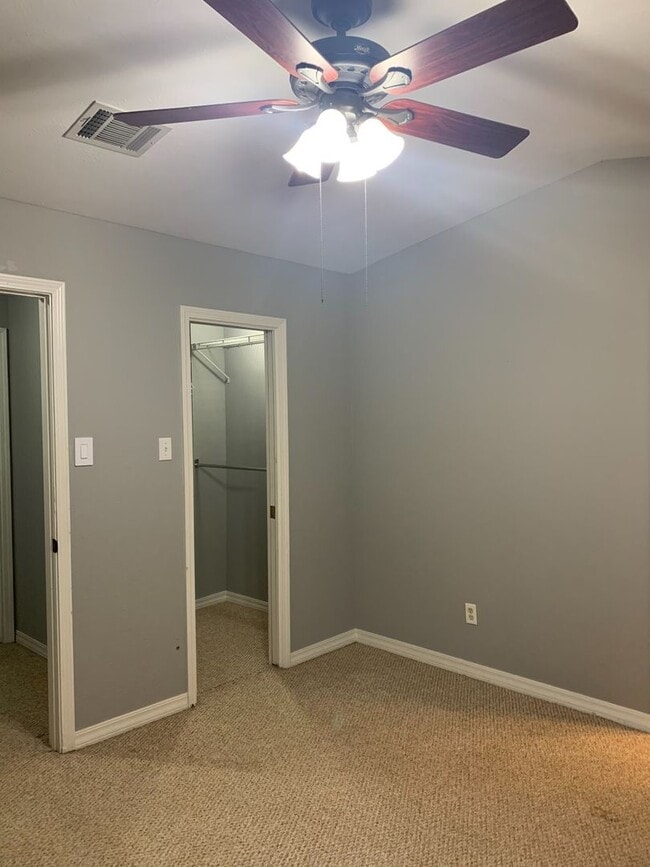 Building Photo - Beautiful Townhouse in Gated Community