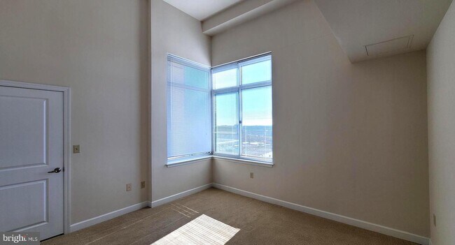 Building Photo - 5750 Bou Ave