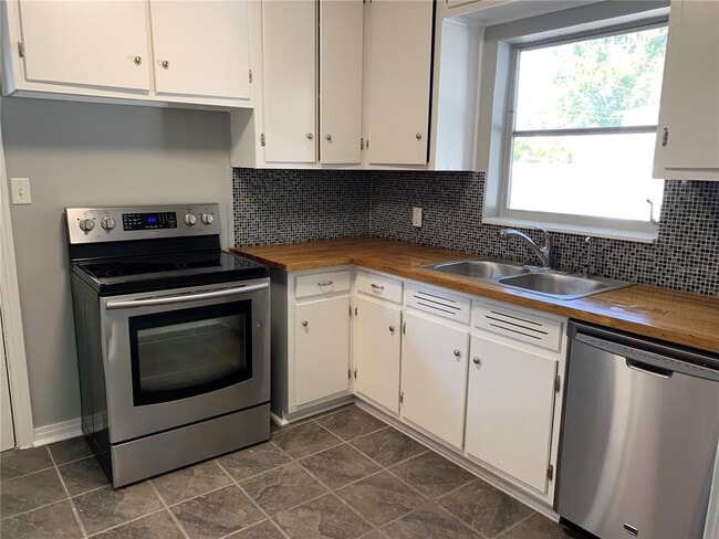 Building Photo - 3516 W San Pedro St