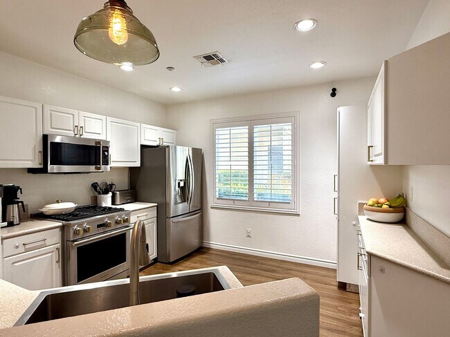 Building Photo - Vibrant 3 Bedroom Townhome in Bressi Ranch