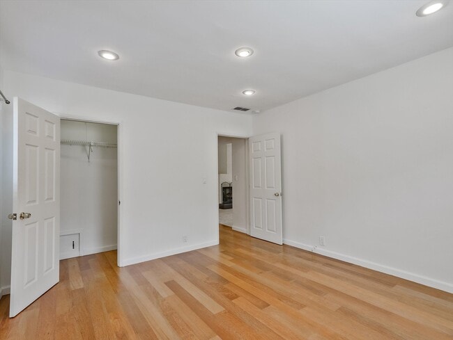 Two Spacious Guest Rooms - 4009 Beverly Glen Blvd