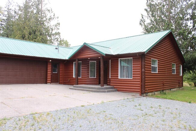 Building Photo - 3 Bedroom, 2 Bathroom house!